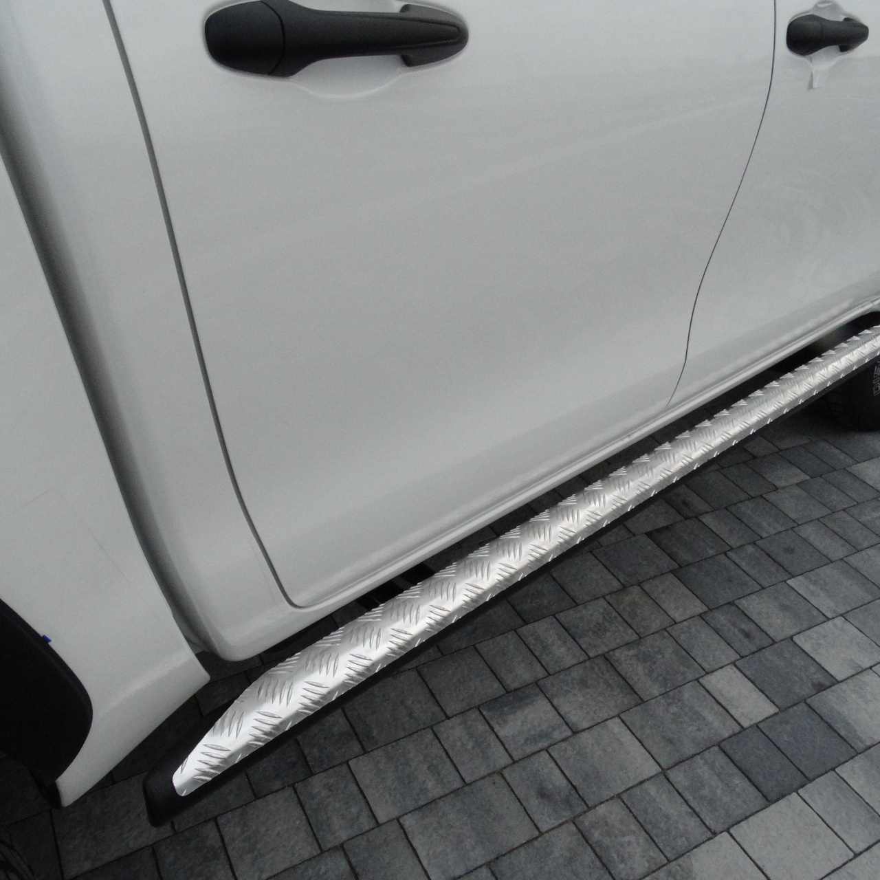 PROGI BOCZNE TOYOTA HILUX REVO